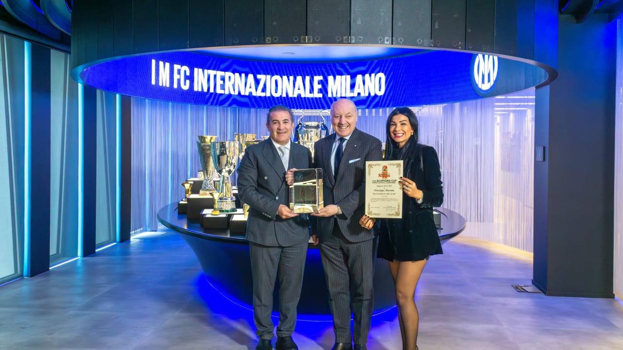 Souhaila Mia durante una consegna ufficiale nella sede dell'Inter