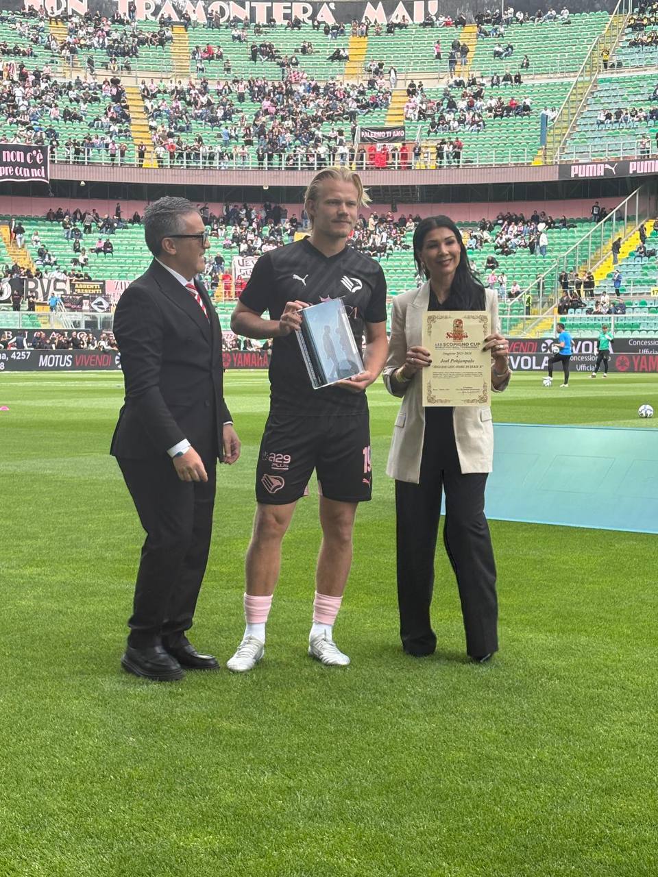 Souhaila Mia consegna il Premio Manlio Scopigno a un calciatore del Palermo