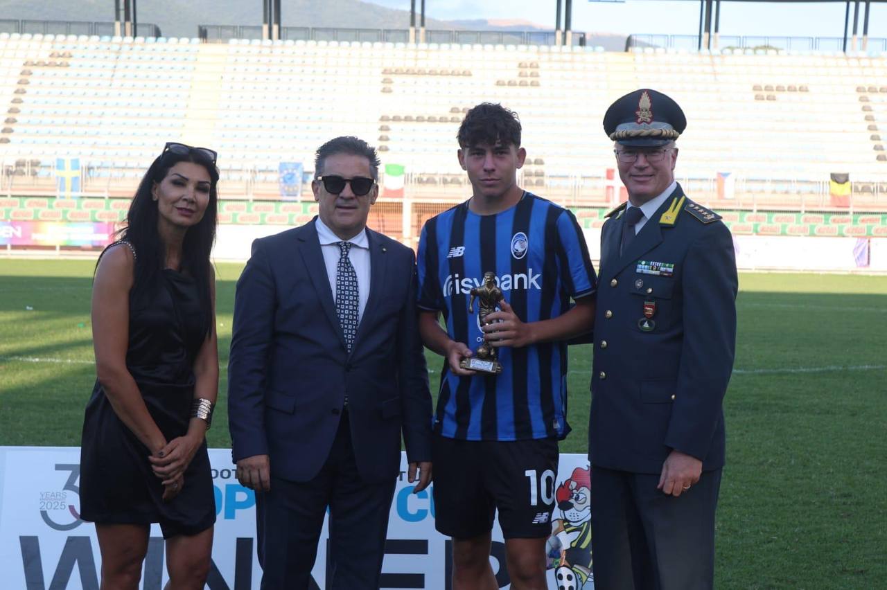 Souhaila Mia alla premiazione di un giovane calciatore dell'Atalanta