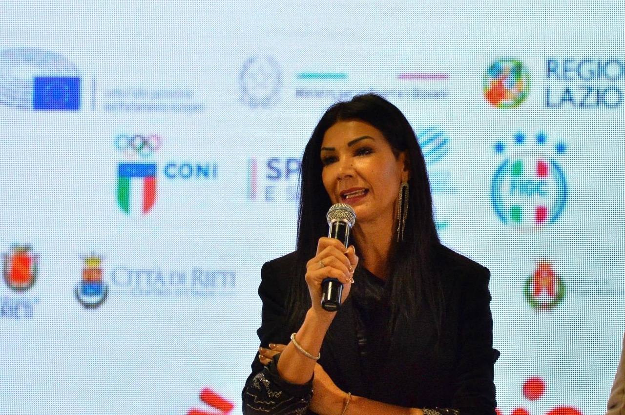 Souhaila Mia interviene al microfono durante la Scopigno Cup