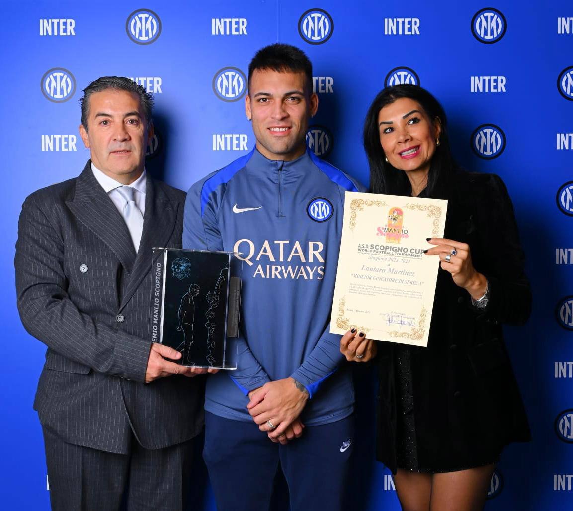 Souhaila Mia alla consegna del premio a Lautaro Martínez