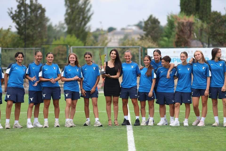 Souhaila Mia consegna il trofeo alla squadra giovanile femminile della Lazio
