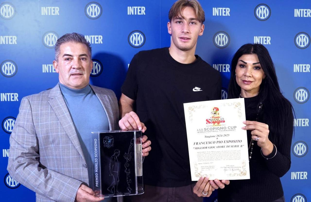 Souhaila Mia consegna a Francesco Pio Esposito il premio Miglior giocatore di Serie B