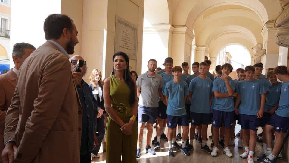 Souhaila Mia incontra una squadra giovanile alla Scopigno Cup