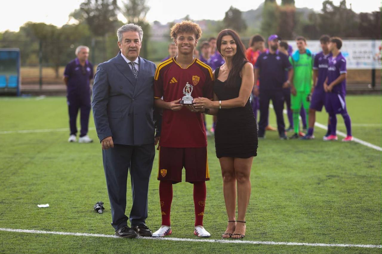 Souhaila Mia consegna un riconoscimento a un giovane calciatore della Roma